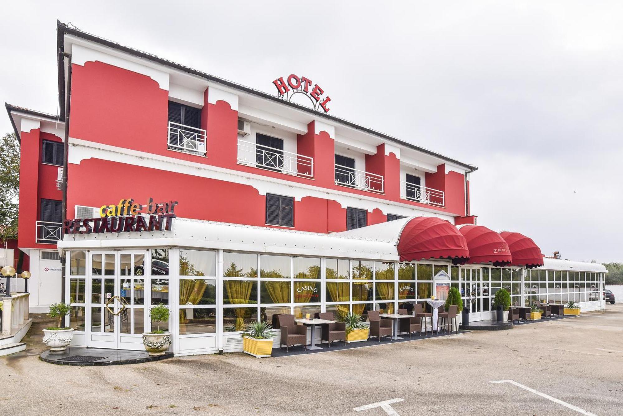 Hotel Zephyr - Plovanija Buje Bagian luar foto